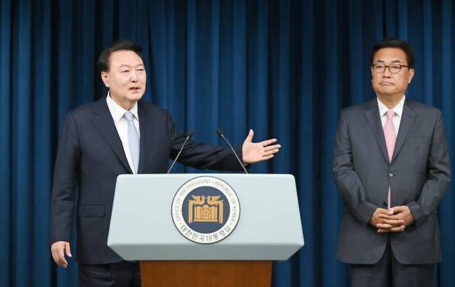 윤석열 대통령이 4월 22일 서울 용산 대통령실 청사에서 정진석 신임 비서실장을 소개하고 있다. ⓒ대통령실