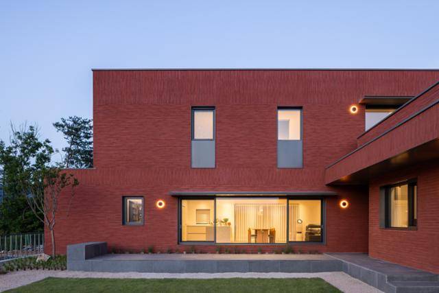 잔디 마당에서 바라본 1, 2층 풍경. 부엌, 다이닝, 거실이 통합된 공간이 정면에 보인다. 조엘 모리츠 사진작가 제공