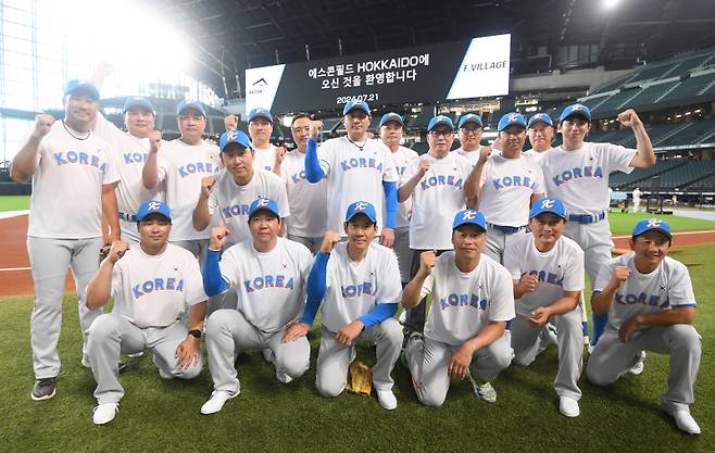 21일 일본 홋카이도 에스콘필드에서 열린 한일 드림 플레이어즈 게임 훈련. 김인식 감독과 선수들이 기념촬영을 하고 있다. 홋카이도(일본)=사진공동취재단