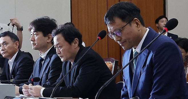 '티몬·위메프 정산 및 환불 지연 사태' 고개 숙인 구영배 큐텐 대표 (서울=연합뉴스) 김주형 기자 = 지난 7월 30일 국회 정무위원회에서 열린 '티몬·위메프 정산 및 환불 지연 사태' 관련 긴급 현안질의에서 구영배 큐텐그룹 대표가 고개를 숙이고 있다.
왼쪽부터 박준석 전자지급결제협회 회장, 류화현 위메프 대표, 류광진 티몬 대표, 구영배 큐텐그룹 대표.