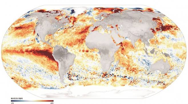 2023년 8월 21일 전세계 해수면 온도 변동을 이미지로 나타냈다. 붉은 색으로 칠해진 지역은 평년보다 해수면 온도가 높은 곳 푸른 색으로 칠해진 지역은 평년보다 해수면 온도가 낮은 곳이다. 강한 엘니뇨에 의해 동태평양 지역의 해수면 온도가 특히나 더 높다. NASA 제공