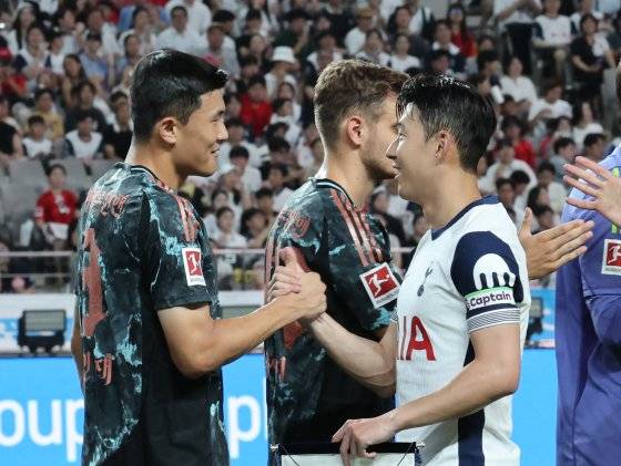 토트넘 홋스퍼와 바이에른 뮌헨의 상암벌 맞대결에 앞서 악수를 나누며 서로를 격려하는 김민재(왼쪽)와 손흥민. 뉴스1