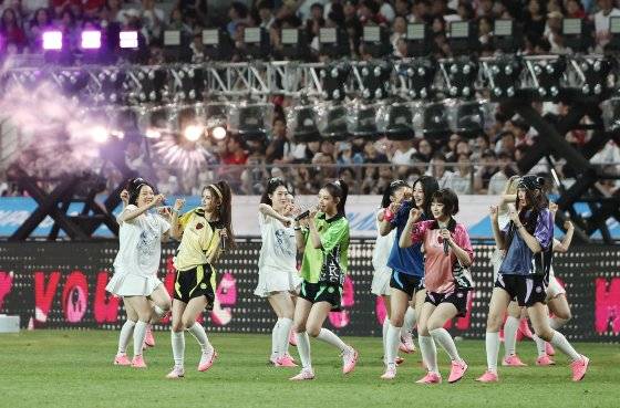 하프타임에 공연하는 뉴진스. 연합뉴스