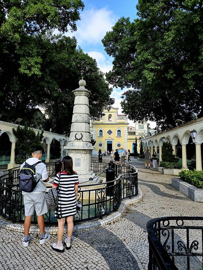 성 프란시스코 사비에르 성당 입구 분수.