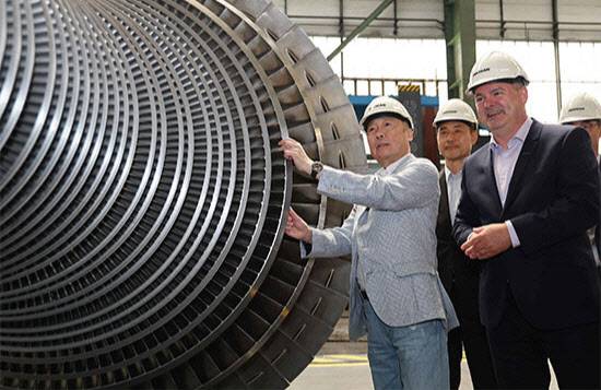 박정원 두산그룹 회장(왼쪽)이 지난 5월 14일(현지 시간) 체코 플젠시에 위치한 두산에너빌리티 자회사 두산스코다파워를 방문해 원전 핵심 주기기인 증기 터빈 생산 현장을 살펴보는 모습. 사진=두산그룹 제공