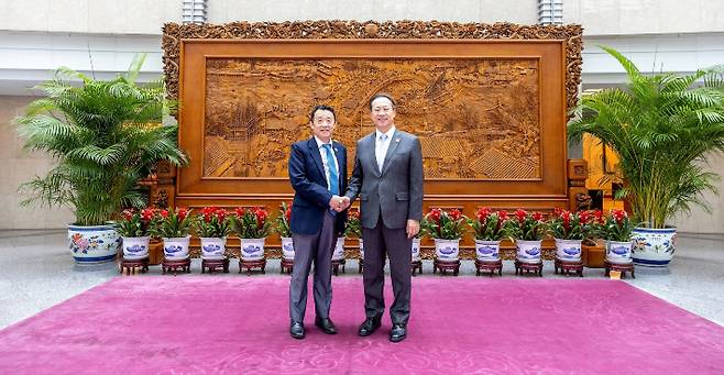 취둥위 사무총장이 북한 방문을 하루 앞둔 지난 7월 12일 베이징에서 마자오쉬 중국 외교부 차관과 만나 FAO와 중국의 협력을 강화하기 위한 방안에 대해 심도 있는 논의를 했다고 FAO는 밝혔다. FAO 제공