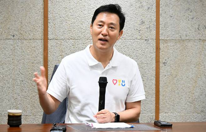 오세훈 서울시장이 지난 7월 31일(현지 시각) 중국 베이징에서 출장 동행기자들과 간담회를 갖고있다.(사진=서울시)
