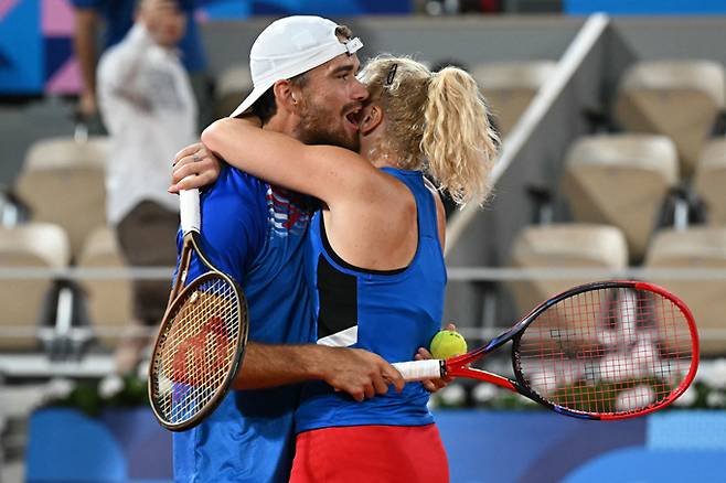 지난 3일(한국시간) 2024 파리 올림픽 테니스 혼합 복식에서 금메달을 획득한 체코 토마스 마하치와 카테리나 시니아코바와 이 금메달을 확정한 후 서로 껴안으며 기뻐하고 있다./AFPBBNews=뉴스1