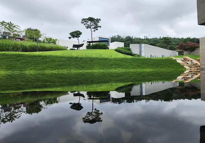 못에 반영된 김병종 미술관