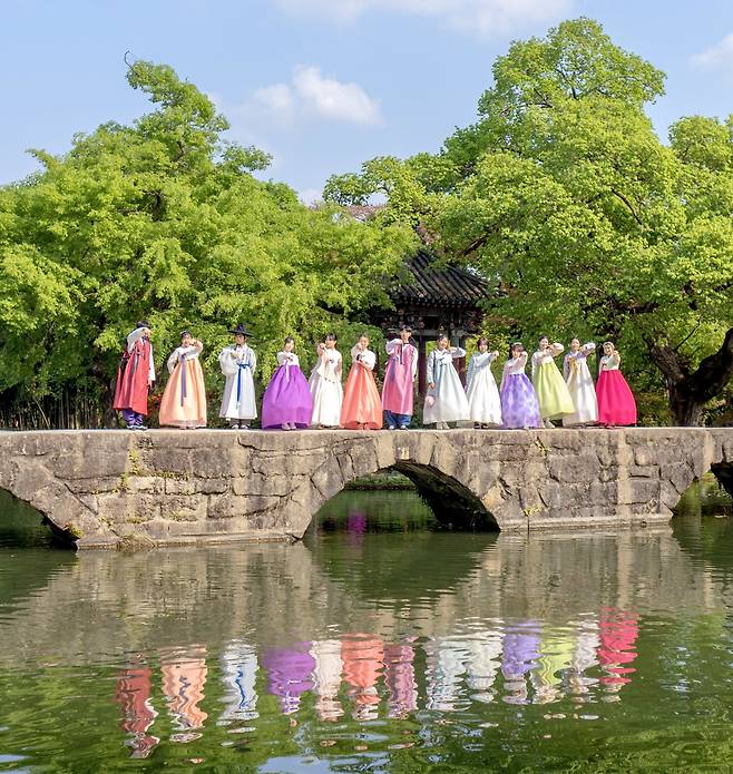 오작교 위 한복 선남선녀