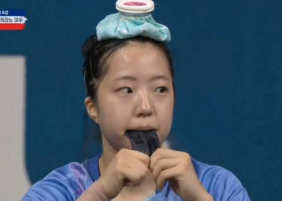 신유빈(20·대한항공) 선수가 탁구 여자 단식 8강전에서 에너지 젤을 먹고 있는 모습이 중계카메라에 포착됐다. 유튜브 중계영상 갈무리