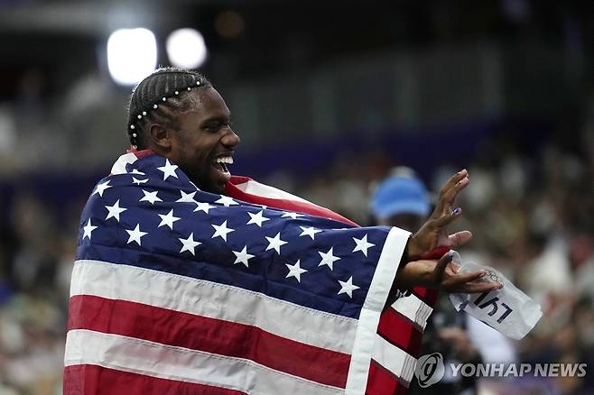 100m 챔피언 노라 라일스의 장풍 (파리 AP=연합뉴스) 노아 라일스가 5일(한국시간) 프랑스 파리 스타드 드 프랑스에서 열린 2024 파리 올림픽 육상 남자 100m 결선에서 우승한 뒤, 장풍 세리머니를 펼치고 있다.