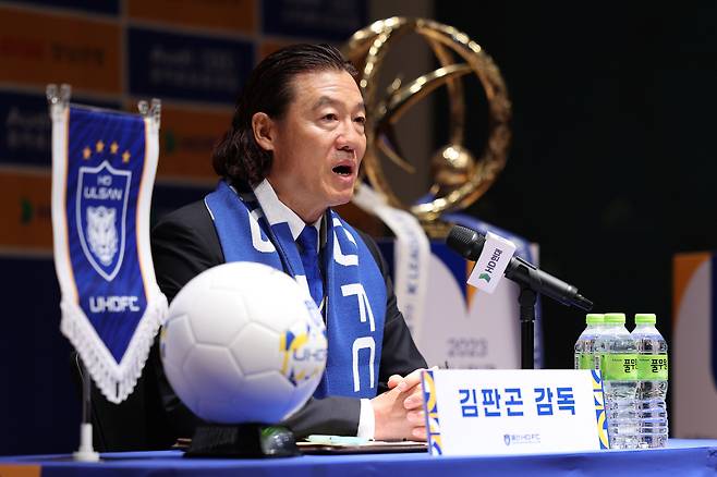김판곤 감독, 울산 HD 취임 기자회견
(서울=연합뉴스) 김성민 기자 = 김판곤 울산 HD 감독이 5일 오전 서울 종로구 아산정책연구원에서 취임 기자회견을 하고 있다. 2024.8.5
