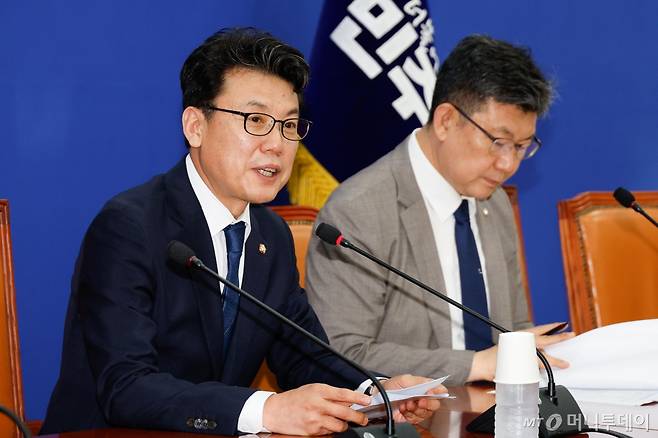 (서울=뉴스1) 안은나 기자 = 진성준 더불어민주당 정책위의장이 30일 서울 여의도 국회에서 정책현안 기자간담회를 열고 "윤석열 정부의 밸류업 프로젝트 한계를 뛰어넘는 코리아 부스터 프로젝트를 추진하겠다"고 밝히고 있다. 오른쪽은 김남근 의원. 2024.7.30/뉴스1 Copyright (C) 뉴스1. All rights reserved. 무단 전재 및 재배포, AI학습 이용 금지. /사진=(서울=뉴스1) 안은나 기자