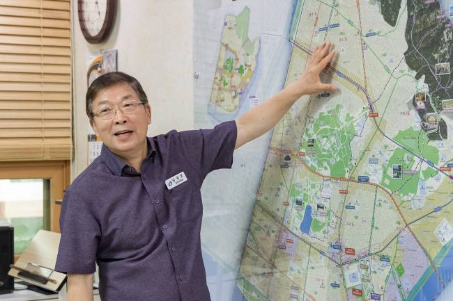 김경호 서울 광진구청장이 5일 구청장실에서 문화일보와 인터뷰하며 중곡동 등 개발 계획을 설명하고 있다. 광진구청 제공