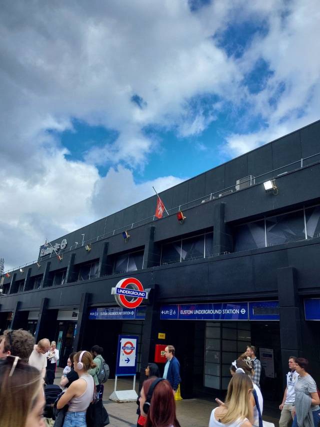 ▲그림 4 유스턴 역 앞의 네트워크레일 깃발(붉은 깃발). ⓒ전현우