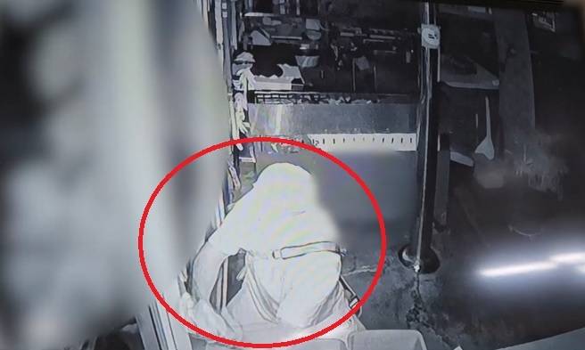 경남 창원 일대에서 영업이 끝난 점포를 골라 금품을 훔친 40대 남성의 모습이 담긴 폐쇄회로(CC)TV 장면. 창원중부경찰서 제공