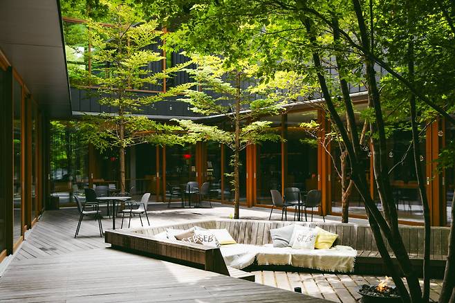 호시노 리조트 BEB5 가루이자와의 주요 타깃이 젊은 사람인 건 맞지만, 아이를 동반한 신혼부부와 노부부도 많이 찾는다. 5성 호텔과 게스트하우스 그 중간에 있는 세련된 숙소라고 설명할 수 있다