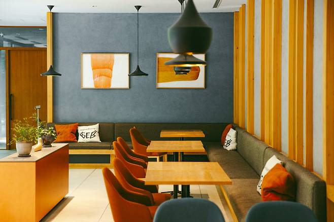 식사 겸 휴식 공간. 외부 음식 반입도 가능하다