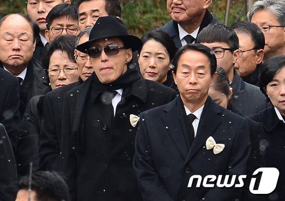 26일 오후 서울 종로구 서울대병원 장례식장에서 엄수된 故 김영삼 전 대통령 발인에 장남 김은철(왼쪽, 중절모), 차남 김현철씨가 참석해 자리하고 있다. 2015.11.26/뉴스1 ⓒ News1 박세연 기자