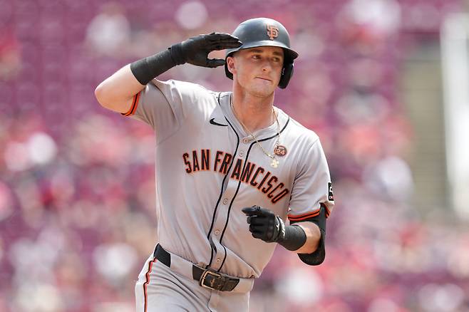 샌프란시스코 자이언츠 타일러 피츠제랄드가 지난 5일(한국시각) 신시내티 레즈전에서 8회 투런홈런을 터뜨리고 베이스를 돌며 거수 경례를 하고 있다. AP연합뉴스