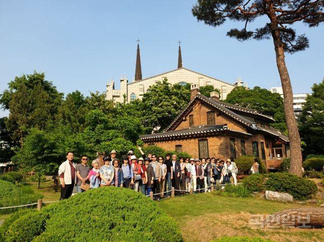 강사겸 장로와 연동교회 교인들이 2021년 대구광역시 중구 청라언덕에서 단체사진을 촬영하고 있다. 강 장로 제공