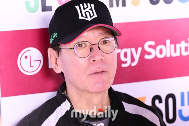 2024년 6월 21일 서울 잠실야구장에서 진행된 '2024 신한 SOL 뱅크 KBO 리그' KT-LG의 경기. 경기 전 KT 이강철 감독이 취재진과 인터뷰를 하고 있다./마이데일리