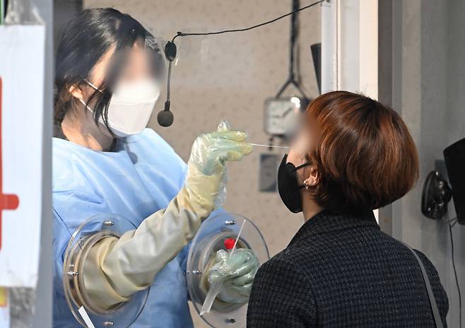 서울 용산구 선별진료소를 찾은 시민들이 코로나19 검사를 받고 있다. 임세준 기자