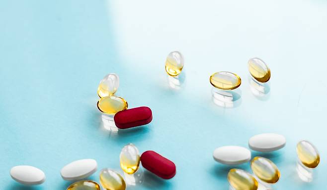 사료 제조 혹은 보관 과정에서 파괴되거나 함량이 낮아지는 영양소는 그 기능을 발휘하기 충분하지 않아 영양제로 먹이면 도움이 된다는 의견도 있다. (사진 이미지투데이) ⓒ 뉴스1