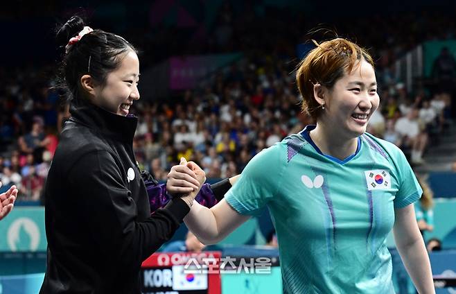 대한민국 탁구 대표팀의 신유빈(왼쪽)이 6일 프랑스 파리 사우스 파리스 아레나4에서 열린 2024 프랑스올림픽 탁구 여자 단체 8강전 2게임을 승리한 이은혜와 하이파이브를 나누고 있다. 2024. 8. 6. 파리 | 박진업 기자 upandup@sportsseoul.com