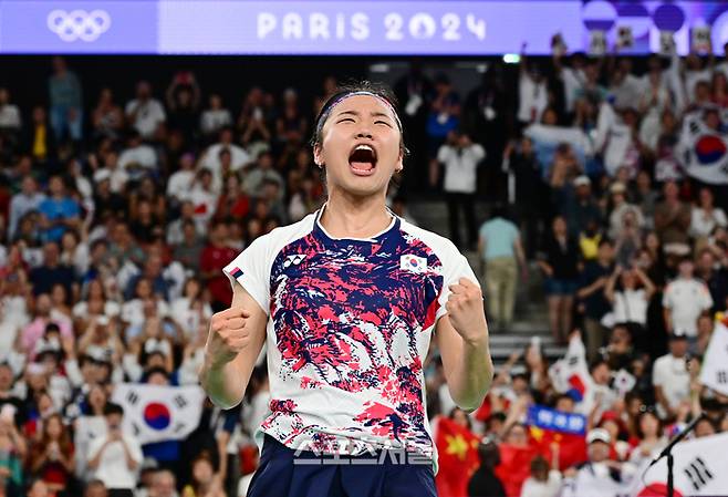 배드민턴 국가대표 안세영이 5일(한국 시간) 프랑스 파리 포르트 드 라 샤펠에서 열린 2024 파리올림픽 배드민턴 여자 단식 결승전에서 중국의 허빙자오를 꺾고 금메달을 확정하면서 포효하고 있다. 2024. 8. 5. 파리 | 박진업 기자 upandup@sportsseoul.com