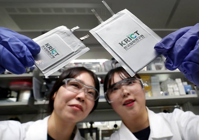 지난달 26일 한국화학연구원에서 연구원들이 '리튬 금속 전지'를 들어 보이고 있다. 얇은 필름 안에 여러 전지를 쌓아 올린 '파우치 셀' 형태로, 기존 리튬 이온 전지보다 에너지 밀도가 높다. 한국화학연구원을 비롯해 7개 정부 출연연구기관이 중심이 된 '차세대 이차전지 혁신 전략연구단'은 올해 출범한 '글로벌 TOP(톱) 전략연구단'으로 선정됐다. /신현종 기자