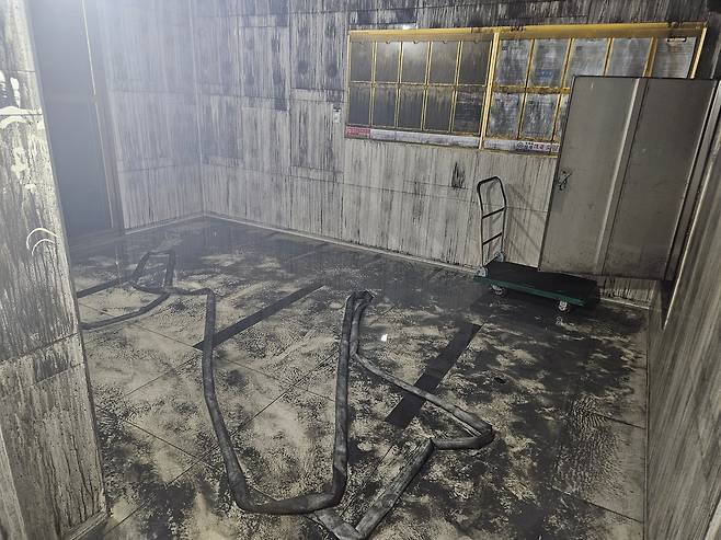 7일 오후 지하주차장에서 전기차 화재가 발생한 인천 서구 청라동 한 아파트 단지 지하주차장 입구. /방재혁 기자