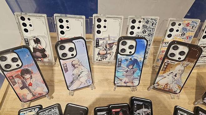 스마트폰 케이스가 상당한 완성도를 보여주고 있었다
