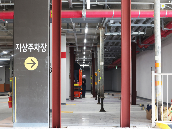 보강 작업 중인 LH 아파트 주차장 - 3일 지하 주차장 무량판 구조 기둥 일부에 철근이 빠진 것으로 확인된 경기 오산시의 한 LH 아파트에서 보강 작업이 진행되고 있다. 2023. 8. 3. 연합뉴스