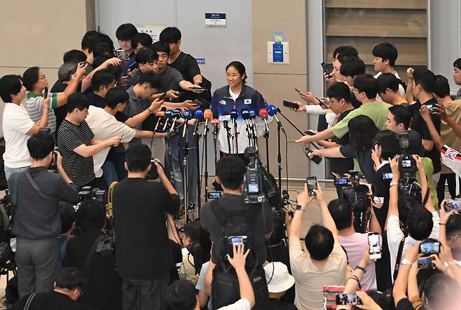 ▲ 안세영은 7일 인천국제공항 입국장에서 "난 싸우려는 의도가 아니라 운동에만 전념하고 싶은 마음을 호소하기 위해, 그렇게 이해해 달라는 마음으로 말씀을 드린 것이다"라고 말문을 열었다. 이어 "난 이제 막 도착했다. 아직 협회와 이야기를 나눈 것이 없고 소속팀과도 상의한 것이 없다. 더 자세한 내용은 상의한 뒤 말씀드리겠다"라고 덧붙였다. 마지막으로 안세영은 "협회, 팀과 이야기하지 못했다. 최대한 이야기해야 말씀드릴 수 있을 것 같다"라고 언급했다. ⓒ연합뉴스