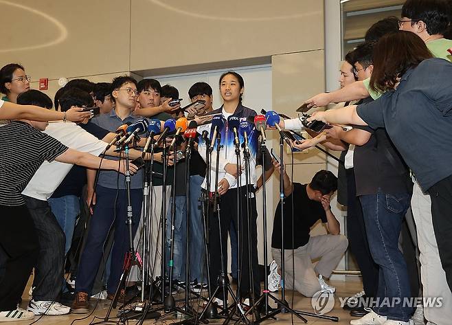 2024 파리 올림픽 배드민턴 여자 단식에서 금메달을 딴 직후 대한배드민턴협회와 대표팀을 향해 '작심 발언'을 쏟아낸 안세영(삼성생명)이 동료 선수들에게 사과하며 대회가 끝난 뒤 관련 입장을 내겠다고 말했다. 대한배드민턴협회와 대표팀에 대한 구체적인 불만 사항은 올림픽이 끝난 뒤 공개하겠다는 계획도 내비쳤다. 파리 올림픽은 현지시간으로 11일, 한국시간으로 12일 오전 막을 내린다. 연합뉴스