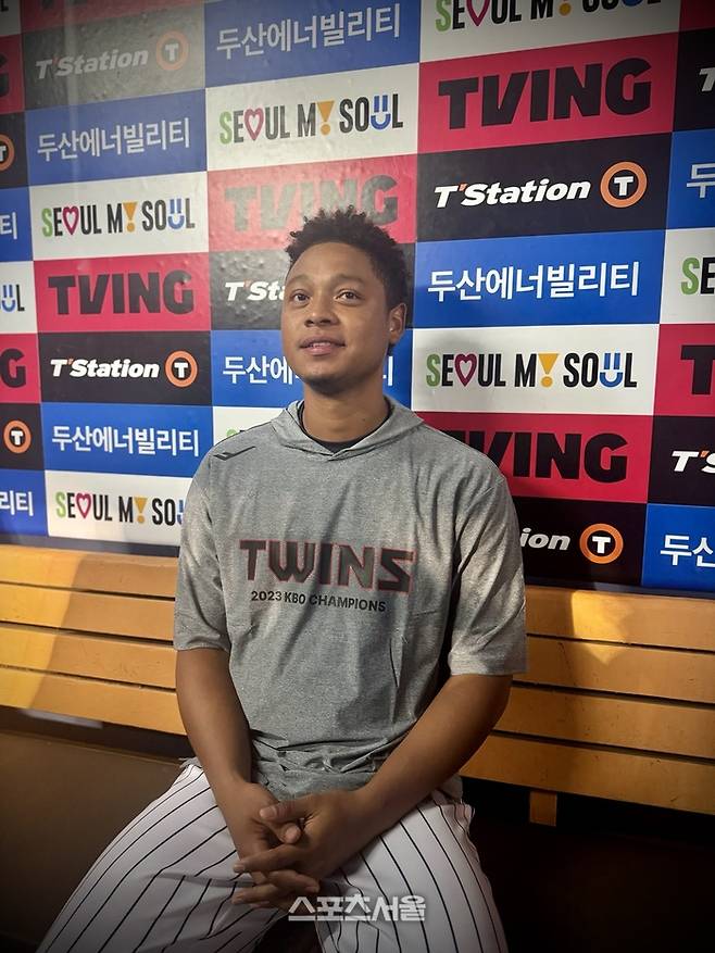 LG 엘리에이저 에르난데스가 8일 잠실 두산전에서 호투한 후 취재진과 인터뷰하고 있다. 사진 | 잠실=윤세호기자 bng7@sportsseoul.com