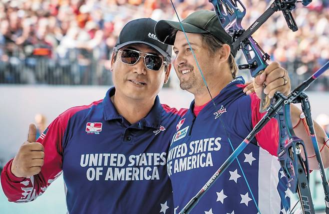 지금의 엘리슨을 있게 한 이기식 감독 - 2006년부터 미국 양궁 대표팀을 이끌고 있는 이기식(왼쪽) 감독과 함께 한 브레이디 엘리슨. /미국양궁협회