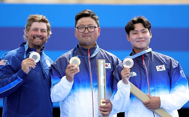 4일 파리올림픽 남자 양궁 개인전 시상식에서 브레이디 엘리슨(왼쪽), 김우진(가운데), 이우석이 메달을 들고 기념 촬영을 하고 있다. /EPA 연합뉴스