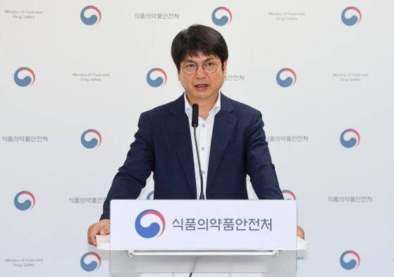 임창근 식품의약품안전처 수입유통안전과 과 과장이 9일 서울 양천구 서울지방식품의약품안전청에서 다이어트 해외직구식품 대상 기획검사 결과를 브리핑하고 있다. 연합뉴스