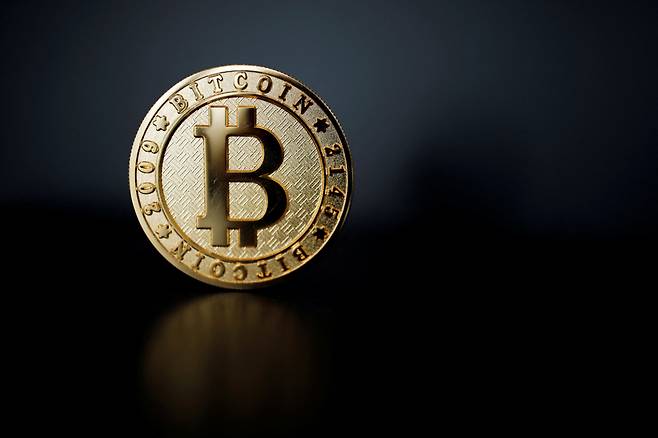 프랑스 파리의 오프라인 비트코인 거래소 '라 메종 뒤 비트코인'에서 찍은 일러스트 사진에 비트코인 이미지가 보인다. /파리 로이터=뉴스1