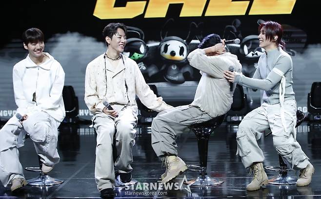(서울=뉴스1) 권현진 기자 = B.A.P 출신 유영재(왼쪽 세번째)가 8일 강남구 일지아트홀에서 첫 EP 앨범 'CURTAIN CALL' 쇼케이스에서 앨범을 소개하는 도중 눈물을 흘리자 멤버들이 그를 다독이고 있다. 2024.8.8/뉴스1 Copyright (C) 뉴스1. All rights reserved. 무단 전재 및 재배포, AI학습 이용 금지. /사진=(서울=뉴스1) 권현진 기자
