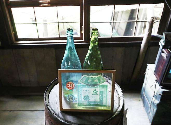 ‘금풍양조장’에서 복원 예정인 술병들. 박미향 기자