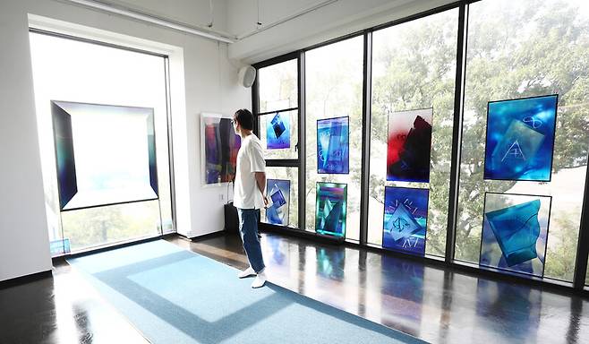 최다니엘이 ‘동검도 채플갤러리’ 전시장에서 조광호 신부의 작품을 감상하고 있다. 박미향 기자