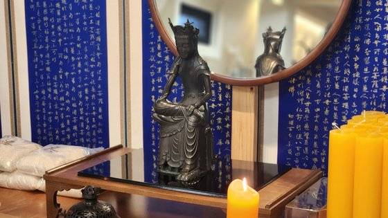 저스트비 홍대선원의 법당에 놓여진 반가사유상. 항상 자신을 돌아보라는 의미로 불상 뒤에 거울이 놓여있다. 김연지 에디터