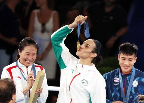 이마네 칼리프 선수는 현지시간 9일 오후 열린 결승전에서 금메달을 따냈다. 시상식에서 기념촬영을 하는 모습. 올림픽사진공동취재단 / YSH