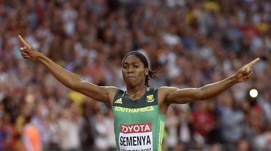 남아프리카공화국의 캐스터 세메냐 선수는 2009년 베를린 세계육상선수권대회 금메달을 딸 때부터 성별 논란에 시달렸다. 한때 약물로 호르몬을 조절해가며 대회에 출전하기도 했지만, 급기야 2019년 소송을 내 아직도 유럽인권재판소에서 진행 중이다. 로이터 = 연합뉴스