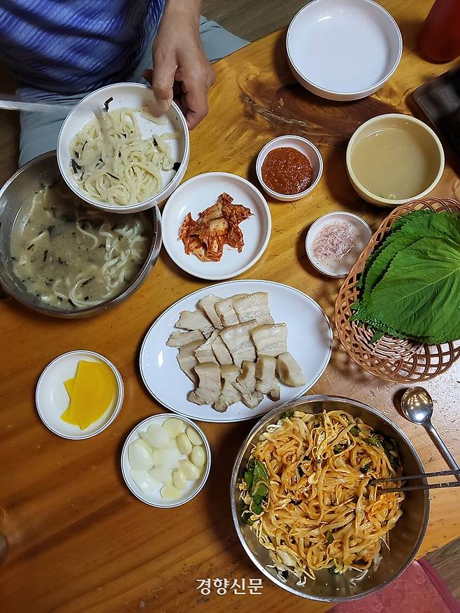 대전 김화칼국수에서 칼국수와 비빔국수, 수육를 먹었다. 세가지 메뉴를 합한 가격은 2만3000원. 양도 푸짐하다. 노정연 기자