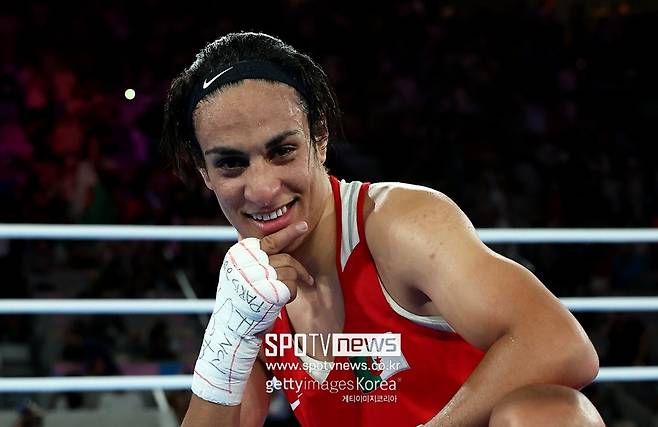 ▲ 성별 논란을 겪고 있는 이마네 칼리프가 압도적인 경기력으로 금메달을 차지했다. 결승에서 만난 중국의 양류는 상대가 되지 않았다. 칼리프는 10일(이하 한국시간) 프랑스 파리 롤랑가로스 경기장에서 열린 2024 파리 올림픽 복싱 여자 66kg급 결승에서 양류에 5-0(30-27 30-27 30-27 30-27 30-27) 심판 전원일치 판정승을 거두고 금메달을 목에 걸었다. 칼리프는 대만의 린위팅과 마찬가지로 여성이 갖고 있는 XX 염색체가 아닌 남성이 보유하는 XY 염색체를 갖고 있다. 지난해 국제복식협회(IBA)는 칼리프와 린위팅을 여자가 아닌 남자로 봤다. 인도 뉴델리에서 열린 세계선수권대회 결승전을 앞두고 두 선수를 모두 실격 처리했다. 하지만 국제올림픽위원회(IOC)는 이들을 여자로 판단하고 파리 올림픽 출전을 허용했다.